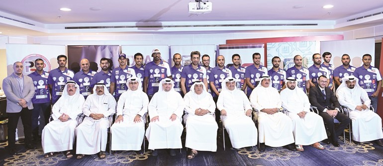 الفهد والخشتي يتوسطان منتخب الدراجات المائية خلال حفل التكريم ﻿