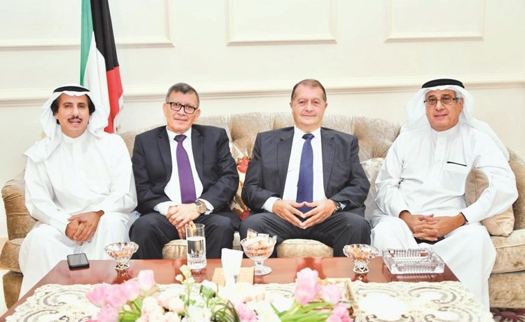 الشيخ عزام الصباح وماجد الفتياني وعدد من الحضور﻿