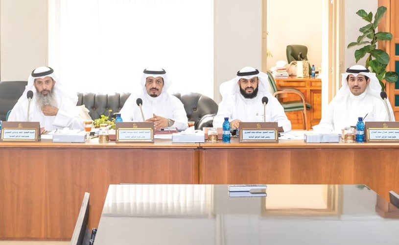 ناصر الدوسري وعبدالله فهاد وماجد المطيري ونايف المرداساثناء اجتماع لجنة المرافق العامة﻿