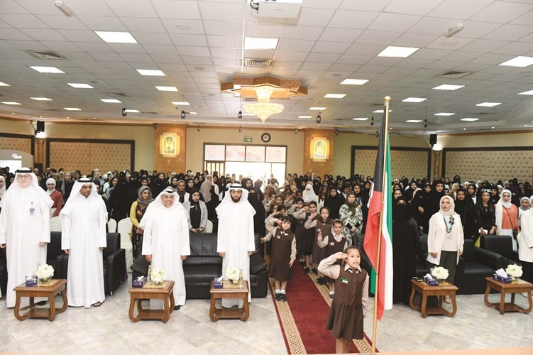 فيصل المقصيد ومطيع العجمي ومتعب العتيبي والحضور لدى تحية العلم(متين غوزال)﻿