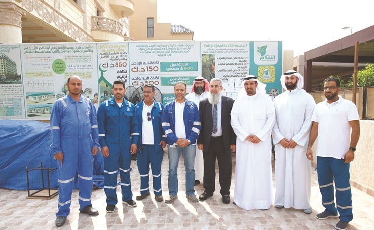 لقطة تذكارية خلال تسلم تبرع نفط الكويت ﻿