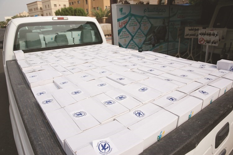 إحدى الشاحنات المحملة بتبرع نفط الكويت لجمعية السلام الخيرية﻿