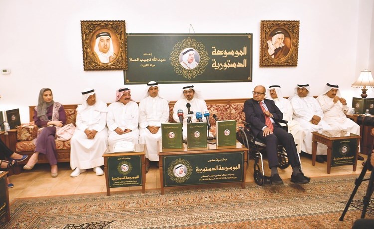 بدر الملا وعيسى المزيدي ود.عبدالله النيباري وداهم القحطاني وعبدالله نجيب الملا ود. إبراهيم الحمود وأحمد النفيسي وذكرى الرشيدي﻿