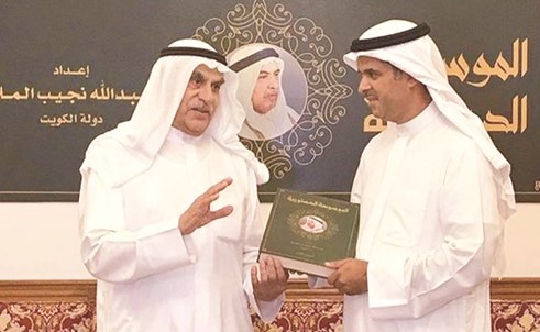 عبدالله نجيب الملا يقدم نسخة من الموسوعة إلى أحمد السعدون﻿