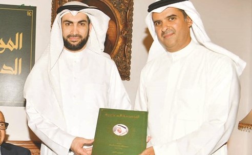 عبدالله الملا يقدم نسخة من الموسوعة الدستورية إلى الزميل محمد راتب﻿
