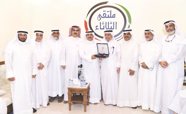 المستشار جمال الجلاوي يتسلم درعا تكريمية على هامش الملتقى	 (محمد هاشم)﻿