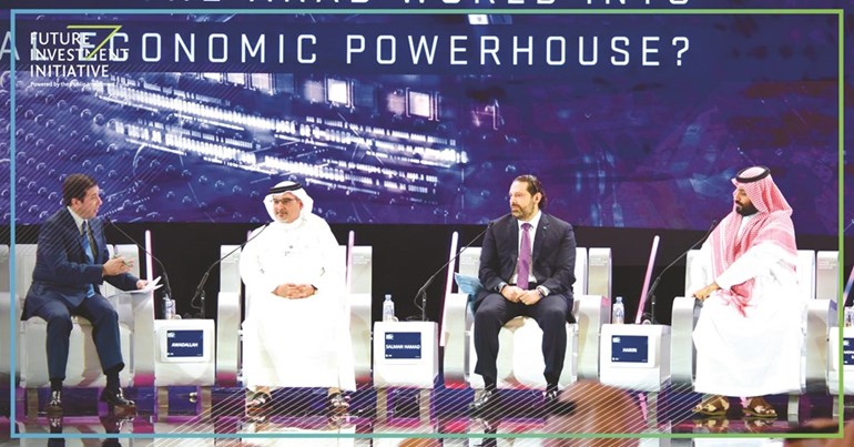 ولي العهد السعودي الأمير محمد بن سلمان ورئيس وزراء لبنان سعد الحريري وولي عهد البحرين الأمير سلمان بن حمد خلال الجلسة الحوارية﻿