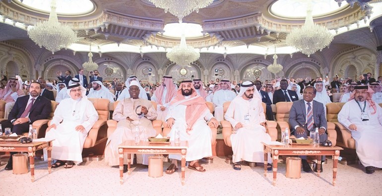 ولي العهد السعودي محمد بن سلمان والشيخ محمد بن راشد والأمير سلمان بن حمد آل خليفة وسعد الحريري وعدد من الضيوف خلال المؤتمر﻿