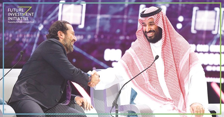 ولي العهد السعودي مصافحا رئيس وزراء لبنان بعد ممازحته ستبقى في المملكة يومين وأرجو أن لا يكون هناك إشاعة بأنك مخطوف﻿