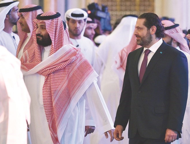 ولي العهد السعودي الأمير محمد بن سلمان ورئيس وزراء لبنان سعد الحريري أثناء الدخول إلى قاعة المؤتمر﻿