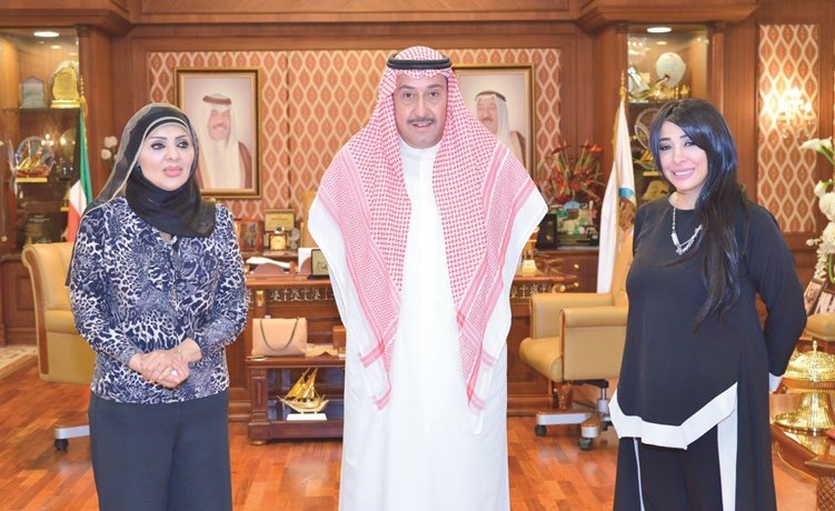 الشيخ فيصل الحمود مستقبلا عبير القطان ومنى بوزيد ﻿