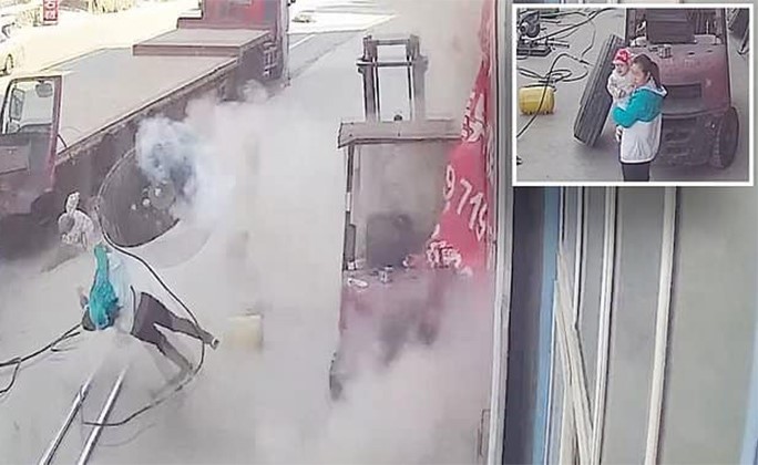 بالفيديو.. مشهد مروع لانفجار إطار ضخم يتسبب في طيران أم وطفلها