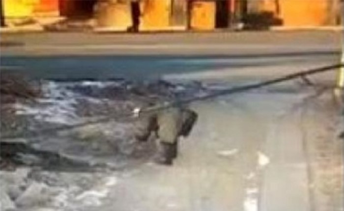 بالفيديو.. لحظة اعتداء أطفال مشاغبين على عجوز بالألعاب النارية