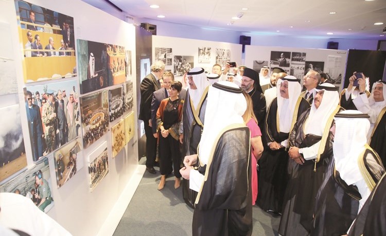 الشيخ صباح الخالد خلال جولة في معرض الصور﻿