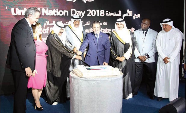 الشيخ صباح الخالد وخالد الجارالله يشاركان د.طارق عزمي الشيخ قطع كعكة الاحتفال بـ «يوم الأمم المتحدة» 	         (عادل سلامة)