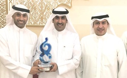 فراج العربيد يتسلم درعا تذكارية من صالح البريكي ﻿