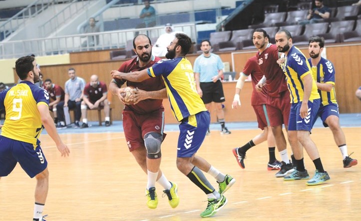 لاعب النصر أحمد الصلال مراوغا لاعب الساحل ضاري الحملي﻿