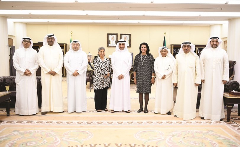 رئيس مجلس الأمة مرزوق الغانم متوسطا رئيسة اللجنة التحضيرية لملتقى التعليم ومواءمته مع سوق العمل فاطمة حسين وأمين سر جمعية الصحافيين عدنان الراشد والأمين العام للمجلس الأعلى للتخطيط والتنمية د.خالد مهدي وأعضاء اللجنة علي الفضالة وحسين عبدالصمد وخالد الحشاش وفاطمة العازمي وهاشم الرفاعي ﻿