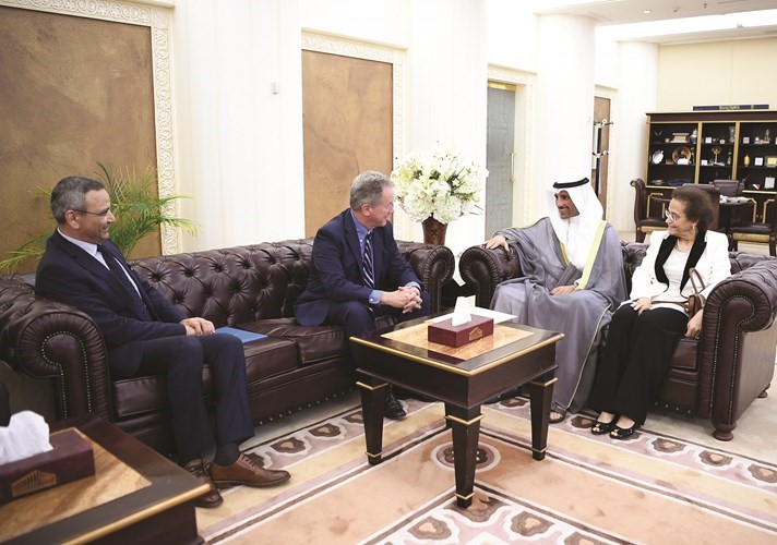 الغانم مع المدير التنفيذي العالمي للأمم المتحدة ديفيد بيزلي بحضور أمل الحمد﻿