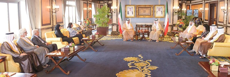 سمو الشيخ جابر المبارك مستقبلا د.عبداللطيف الزياني ووزراء وممثلي وزارات الصحة بدول التعاون بحضور الشيخ د. باسل الصباح﻿