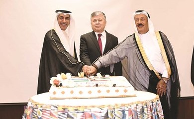 عادل الخرافي وجواد بوخمسين يشاركان سفير أوزبكستان د.بهرمجان أعلايوفقطع كعكة الاحتفال﻿