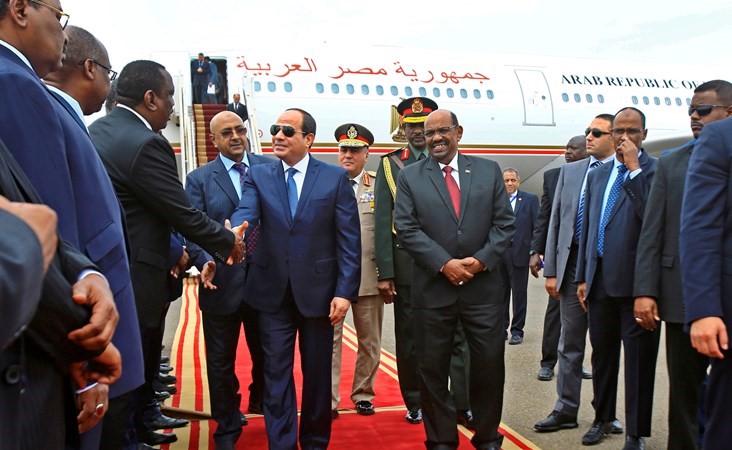 الرئيس السوداني عمر البشير في مقدمة مستقبلي الرئيس المصري عبدالفتاح السيسي أمس 	(أ.ف.پ)﻿