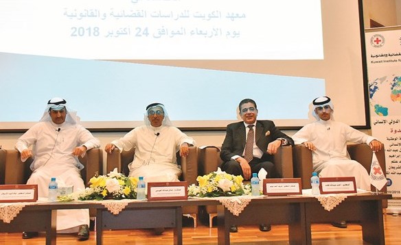 المستشار عادل العيسى والمستشار د.شريف عتلم والمستشار د.نواف الشريعان ود.أحمد المقلد خلال اللقاء(محمد هنداوي)﻿