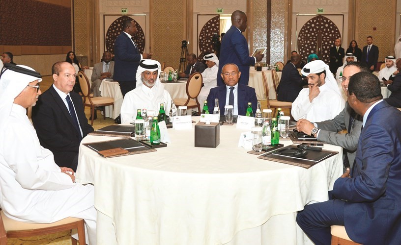 جانب من اجتماعات وفد الكاف مع مسؤولي الاتحاد القطري لكرة القدم﻿