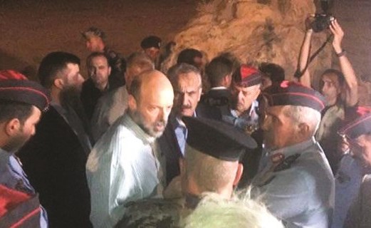 رئيس الوزراء الاردني عمر الرزاز في موقع السيول امس   (العربية.نت) ﻿