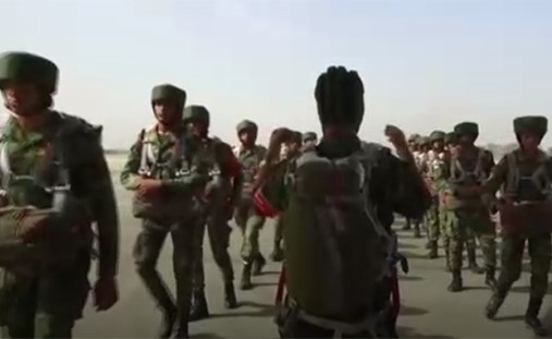 بالفيديو.. إنزال مظلي مصري وروسي ينتهي بتحرير قرية