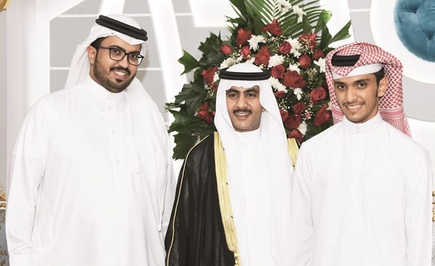 عبدالعزيز السادة وهاشم السادة يباركان﻿