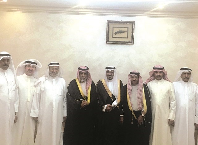 محمد بن عمر بن حميد وبدر بن نحيت واللواء اسماعيل الخالدي وعيسى بوشهري وعوض الحربي ومنديل الهذال وعبدالرحمن الظفيري في ديوان عبدالله الحربي﻿