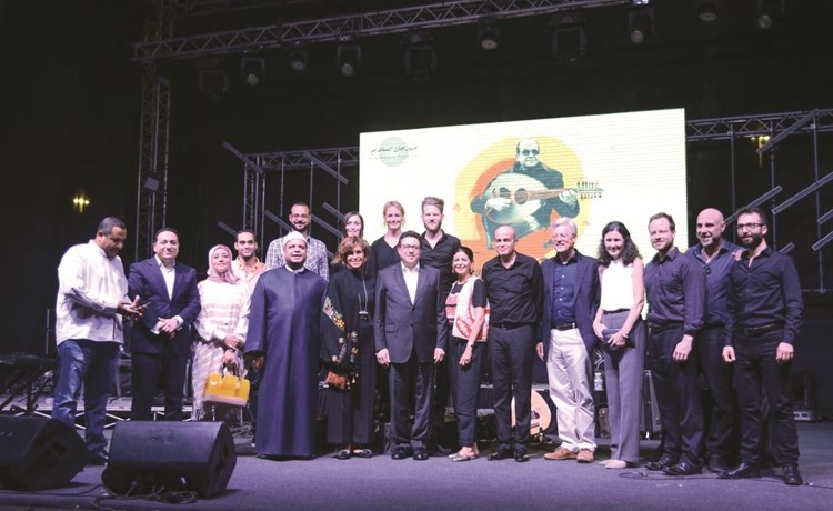 السفير المصري طارق القوني والسفير الألماني كارلفريد بيرغنر ورئيس مجلس إدارة لوياك فارعة السقاف مع أعضاء الفرقة ﻿