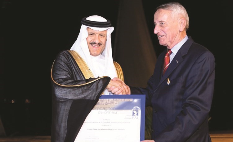 صاحب السمو الملكي الأمير سلطان بن سلمان بن عبدالعزيز خلال تكريمه من قبل الاتحاد الدولي للطيران والرياضات الجوية في الأقصر أول من أمس						(واس)﻿