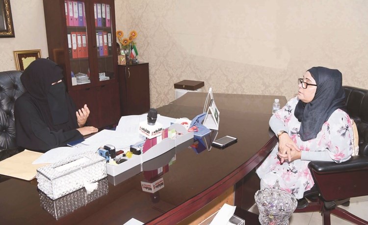 نادية العازمي متحدثة إلى الزميلة بشرى شعبان	(محمد هاشم)﻿