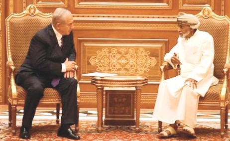سلطان عمان السلطان قابوس بن سعيد مستقبلا رئيس الوزراء الاسرائيلي بنيامين نتنياهو امس ﻿