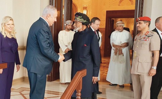 السلطان قابوس بن سعيد مستقبلا رئيس الوزراء الاسرائيلي بنيامين نتنياهو وقرينته في مسقط أمس