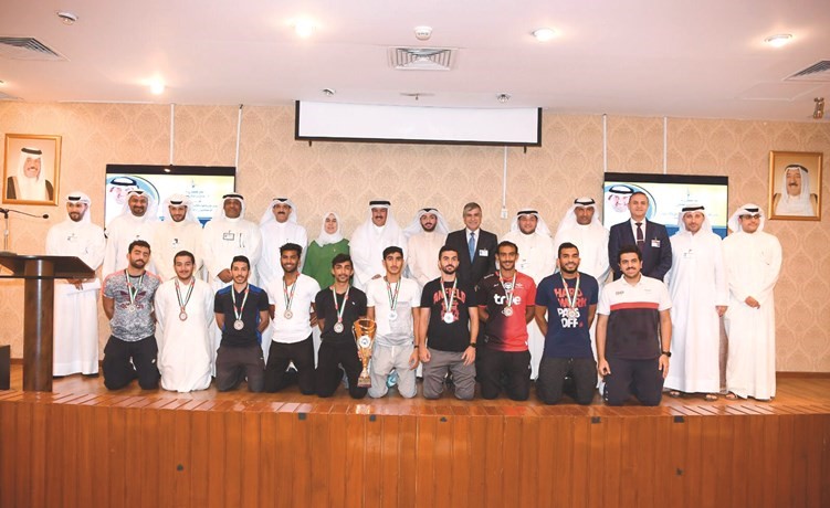 مدير عام الهيئة د.علي المضف ونوابه الكرام وعميد شؤون الطلبة يتوسطون المحتفى بهم﻿