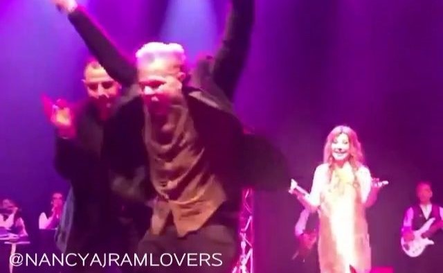 شاهد بالفيديو.. مهووس نانسي عجرم في لندن صعد الى المسرح قبّلها وصرخ