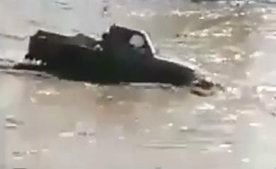 بالفيديو.. شاب متهور يقتحم السيول فتنجرف سيارته