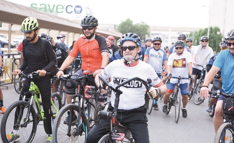 السفير لورانس سيلفرمان خلال مشاركته في جولة الدراجات الهوائية﻿