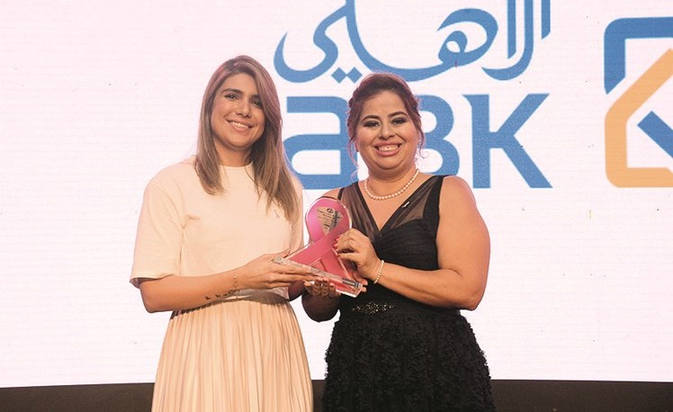 رئيسة رابطة المرأة الأميركية تكرم فجر الكندري من البنك الأهلي ﻿