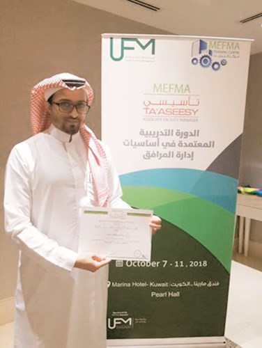 جانب من تكريم أحد المشاركين في الدورة التدريبية﻿