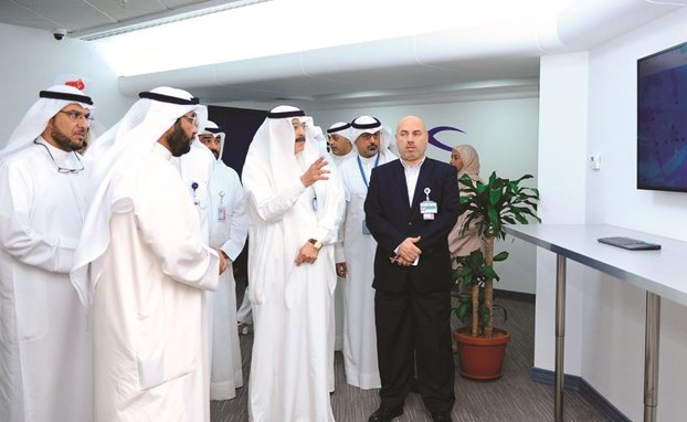 يوسف الجاسم مطلعا على خط سير الحركة ﻿