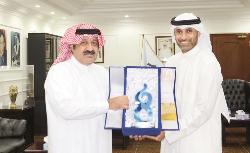 الشيخ احمد اليوسف خلال استقباله لصالح البريكي ﻿
