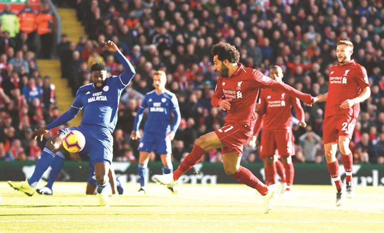 كرة محمد صلاح في طريقها لشباك كارديف سيتي 		(رويترز)﻿