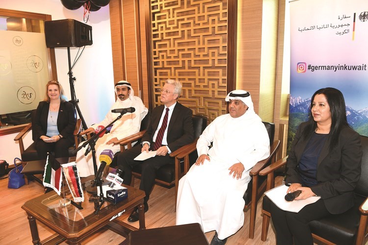 السفير الألماني كارلفريد برغينير متوسطا أنس الشاهين وطارق الرشدان وماريسا كولنبيرغ وماريتا باتشاف خلال المؤتمر الصحافي(محمد هاشم)﻿