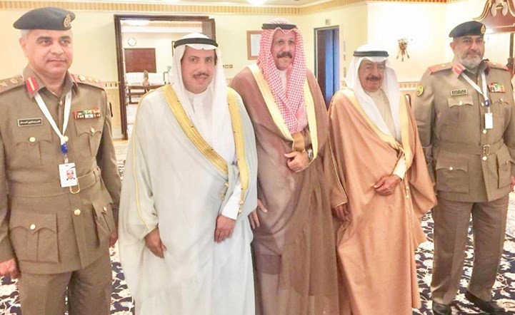 الأمير خليفة بن سلمان خلال استقباله اللواء الشيخ فيصل النواف والسفير الشيخ عزام الصباح والعقيد الركن ناصر السمحان﻿