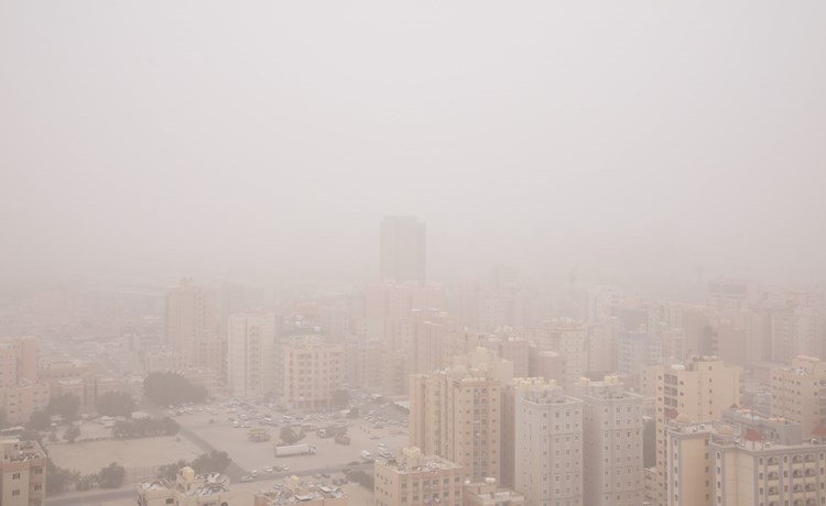 الغبار غلف أجواء الكويت أمس ﻿﻿(زين علام)﻿