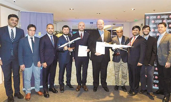 ممثلو التركية وأزول بعد توقيع الاتفاقية﻿